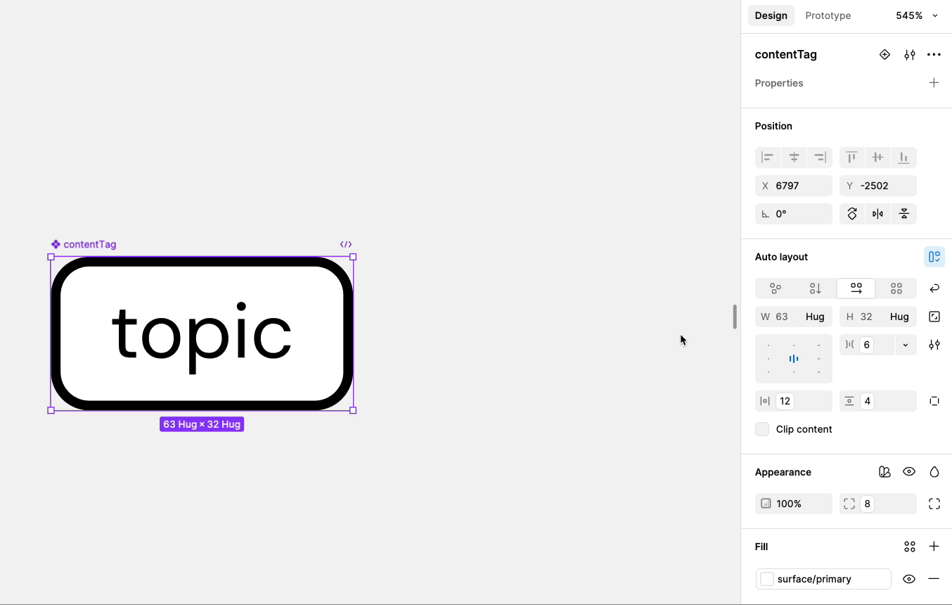 검은색 테두리와 흰색 배경의 'topic'이라는 레이블이 붙은 주제 태그 컴포넌트로, 가로 오토레이아웃을 사용합니다. 커서는 컴포넌트에 최소 80px 너비를 추가한 다음 레이블을 'interior design'으로 변경합니다. 컴포넌트는 텍스트를 수용하기 위해 가로로 확장됩니다.