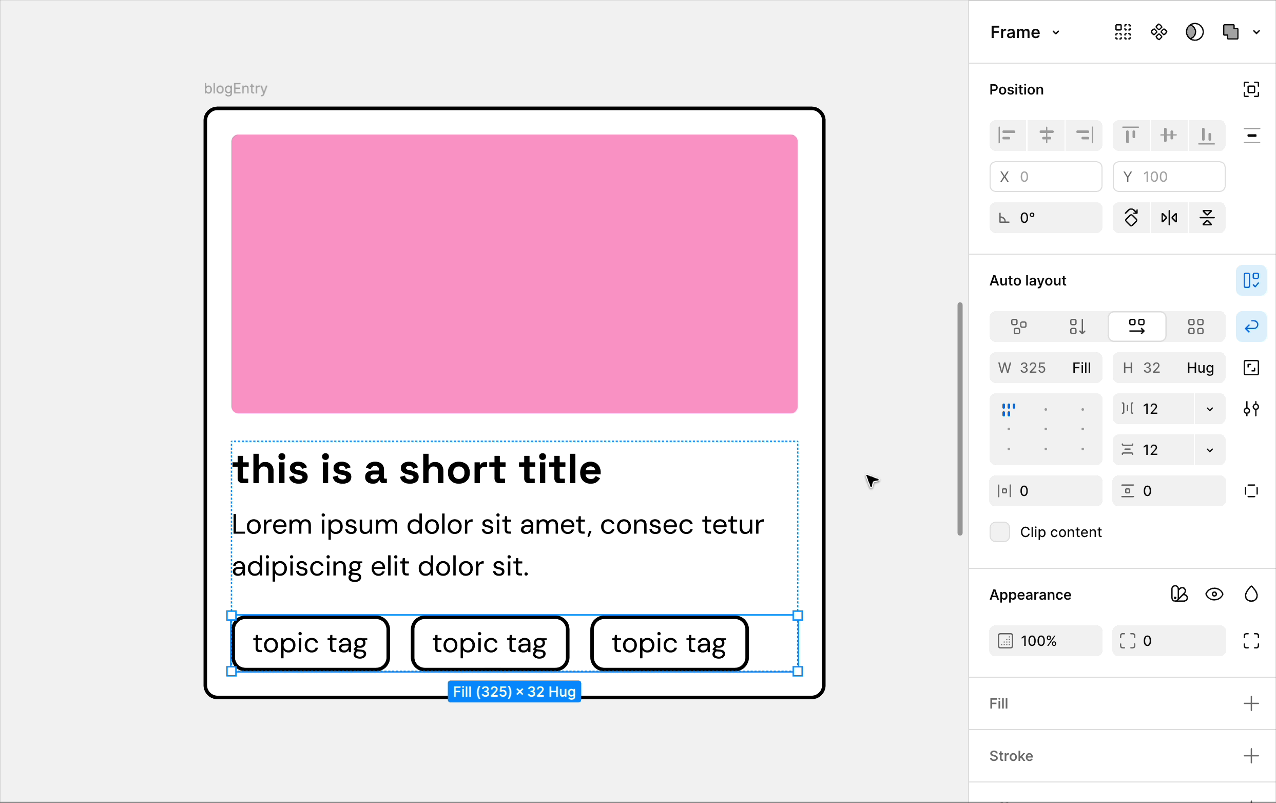 Figma. Designのファイルに表示された、ブログ記事カードを含むフレーム。中にはピンク色の四角形、タイトルテキスト、説明テキストに加え、3つのトピックタグがあり、各タグのオートレイアウトのフレーム内で折り返すように設定されている。カーソルが右パネルにあるフィールド間の左右の間隔をクリックし、「オート」と入力すると、トピックタグが親コンテナを埋めるように左右に広がる。