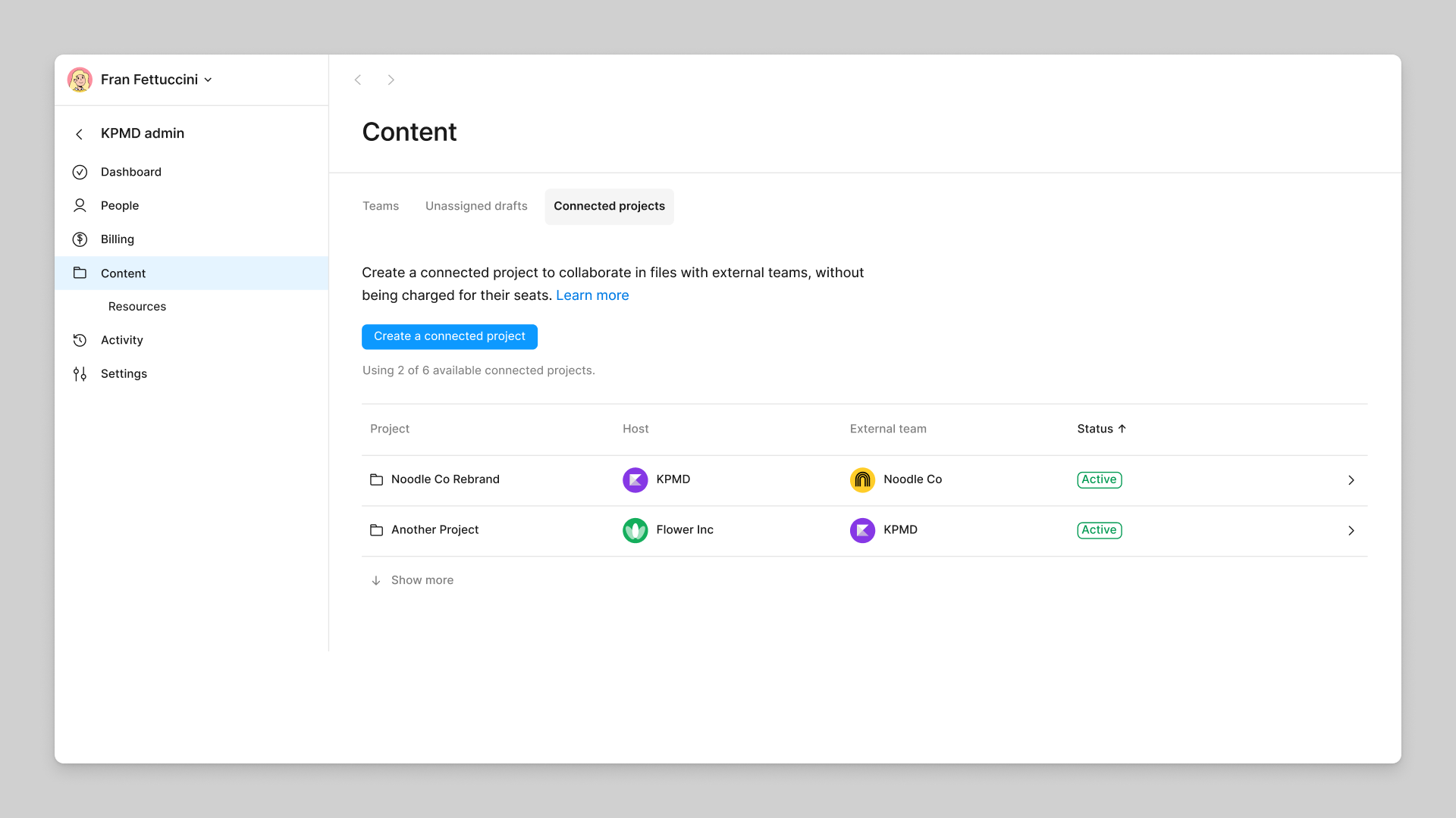 Panel de administrador que muestra los proyectos conectados con los detalles del host y del equipo externo, y que incluye un botón para crear un nuevo proyecto conectado.